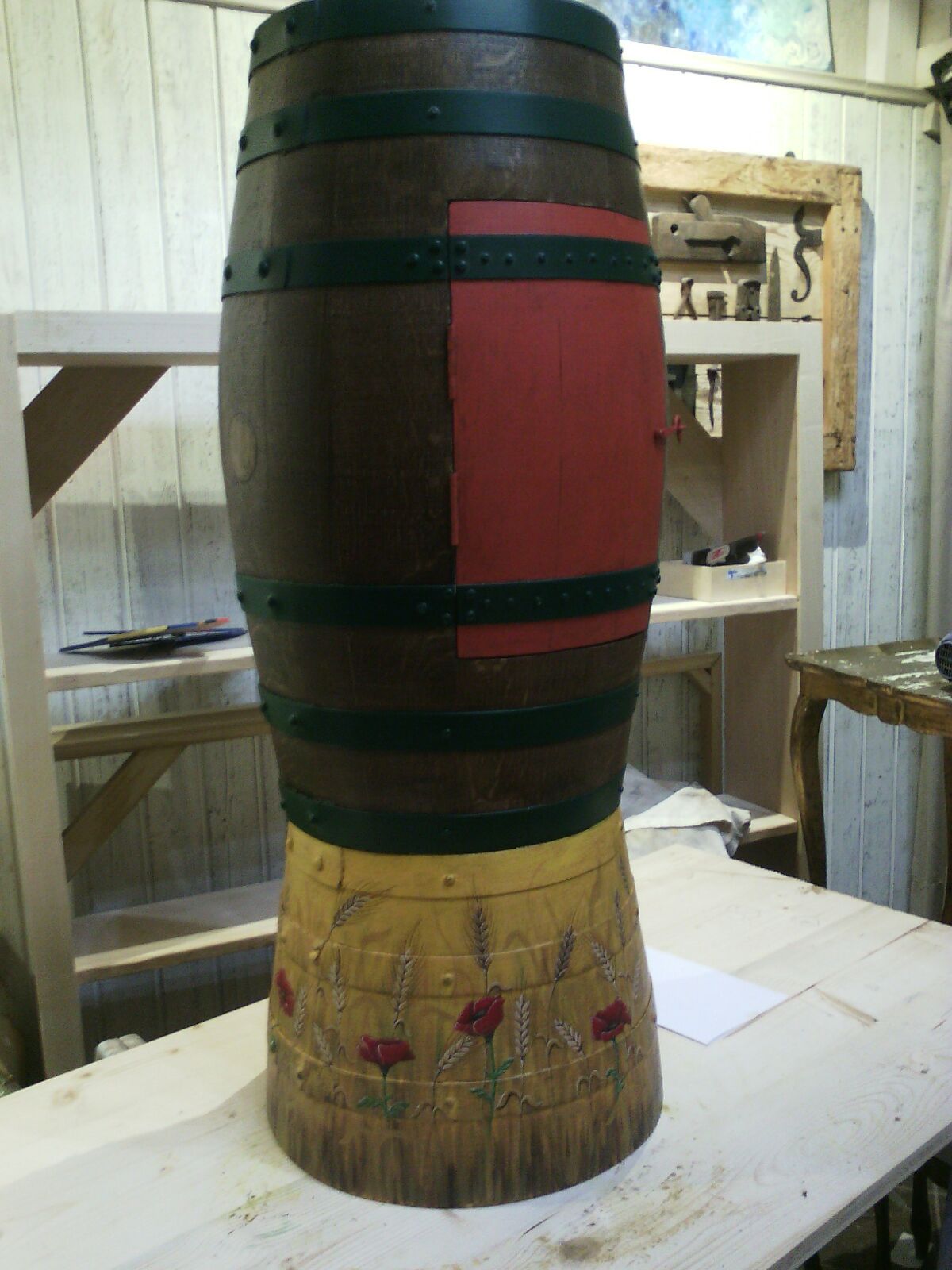 botte in legno dipinta a mano