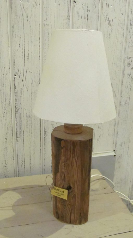 Lampada in legno riciclato