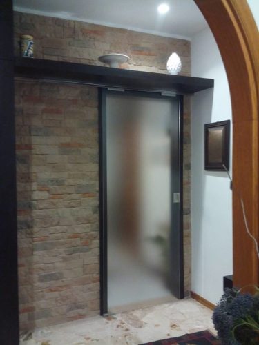 Struttura darredo in legno per porta scorrevole in vetro ... Porte scorrevoli palermo