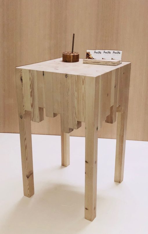 Tavolino con listelli di legno assemblati