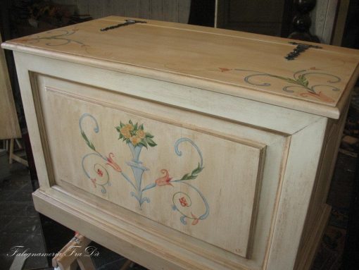 Cassapanca decorata in legno 11