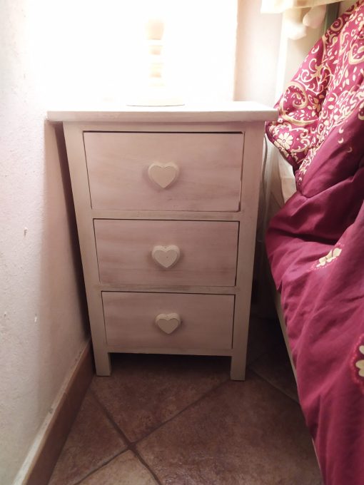 Comodino 3 cassetti con cuori